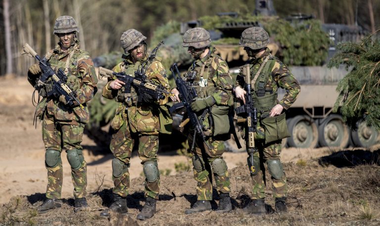 Hennis en Middendorp bezoeken militairen Litouwen