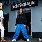 dreamina-2026-04-01-7427-Eine dramatische Straßenszene vor dem Cl...