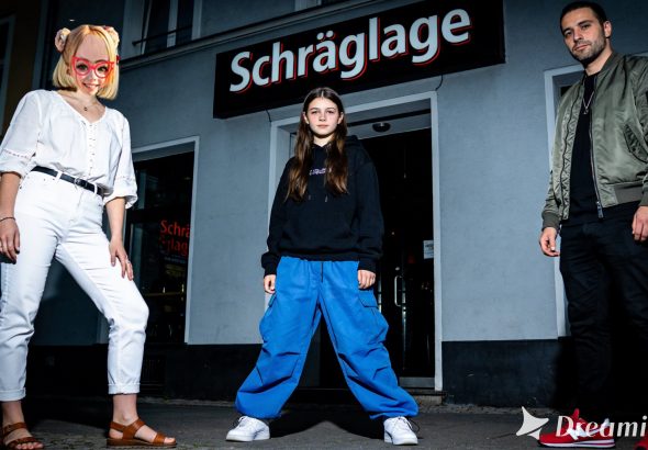 dreamina-2026-04-01-7427-Eine dramatische Straßenszene vor dem Cl...